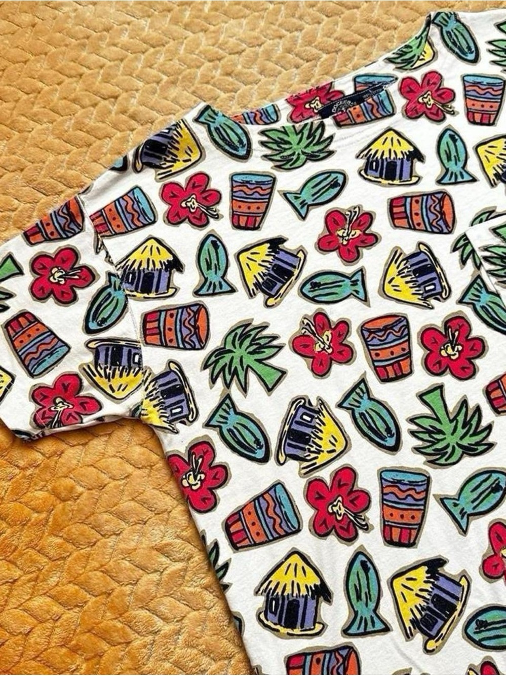 Vintage 1990s women’s White Tropical Print Tee with Red Flowers L - Picture 2 of 7